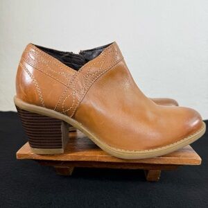 Earth Lina Austin Notched Heeled Low Cut Leather Booties Boots LIKE NEW Size 9